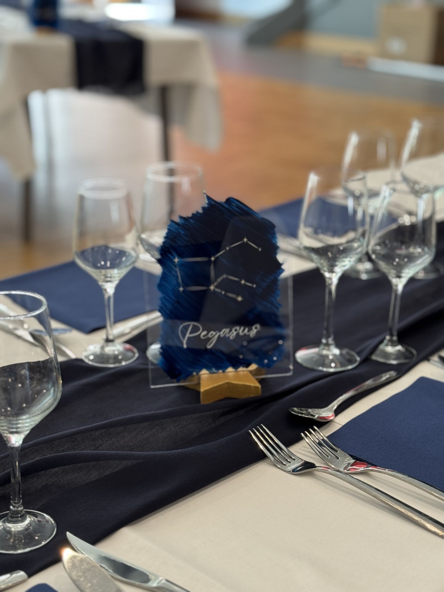 Mariage Les Landebaudières chemin de table bleu marine et nom de table sur socle en bois et plexis