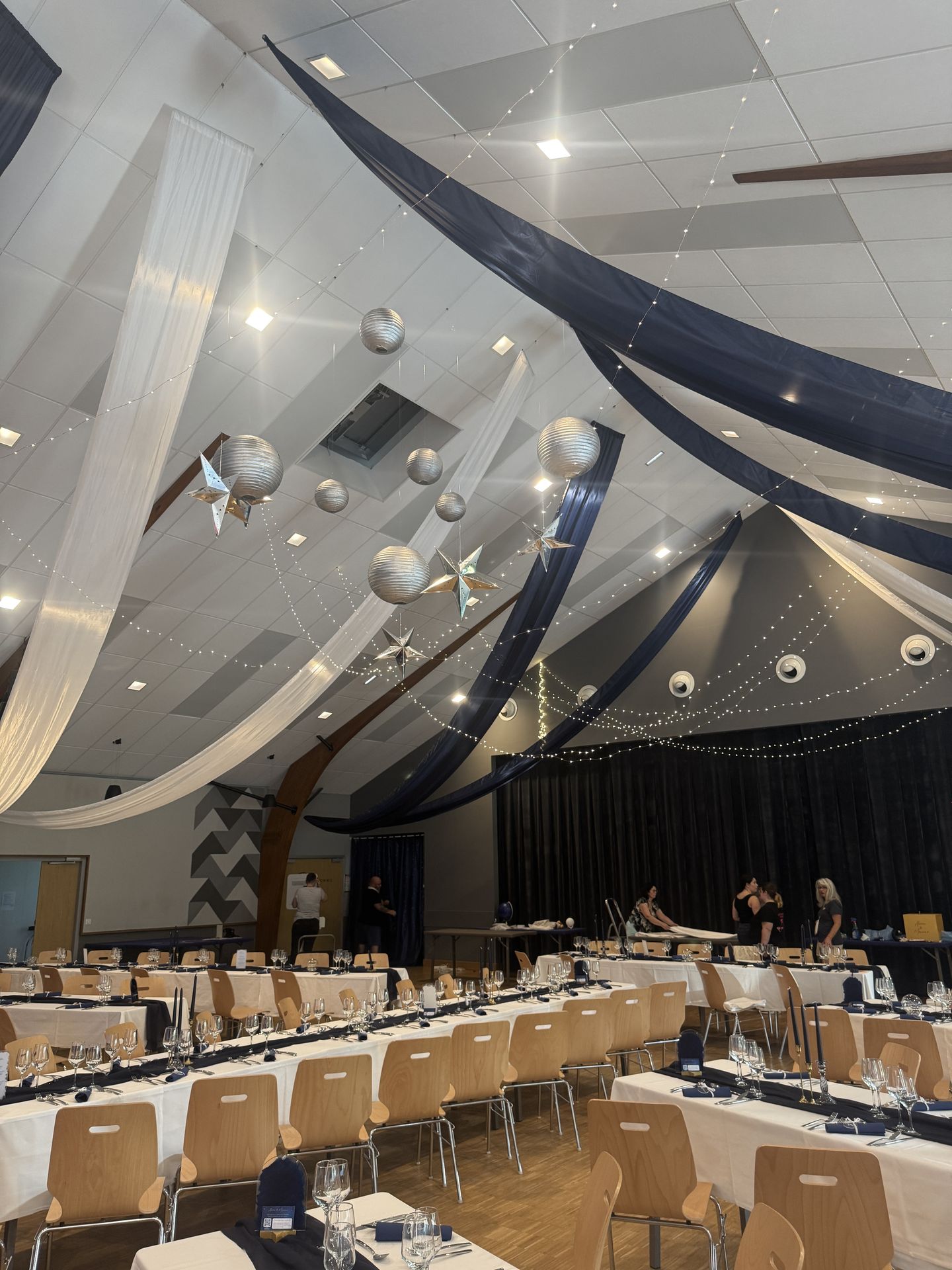 Mariage Les Landebaudières plafond tentures bleu marine et blanc étoile argent et boule argent table blanches et chemin de table bleu marine