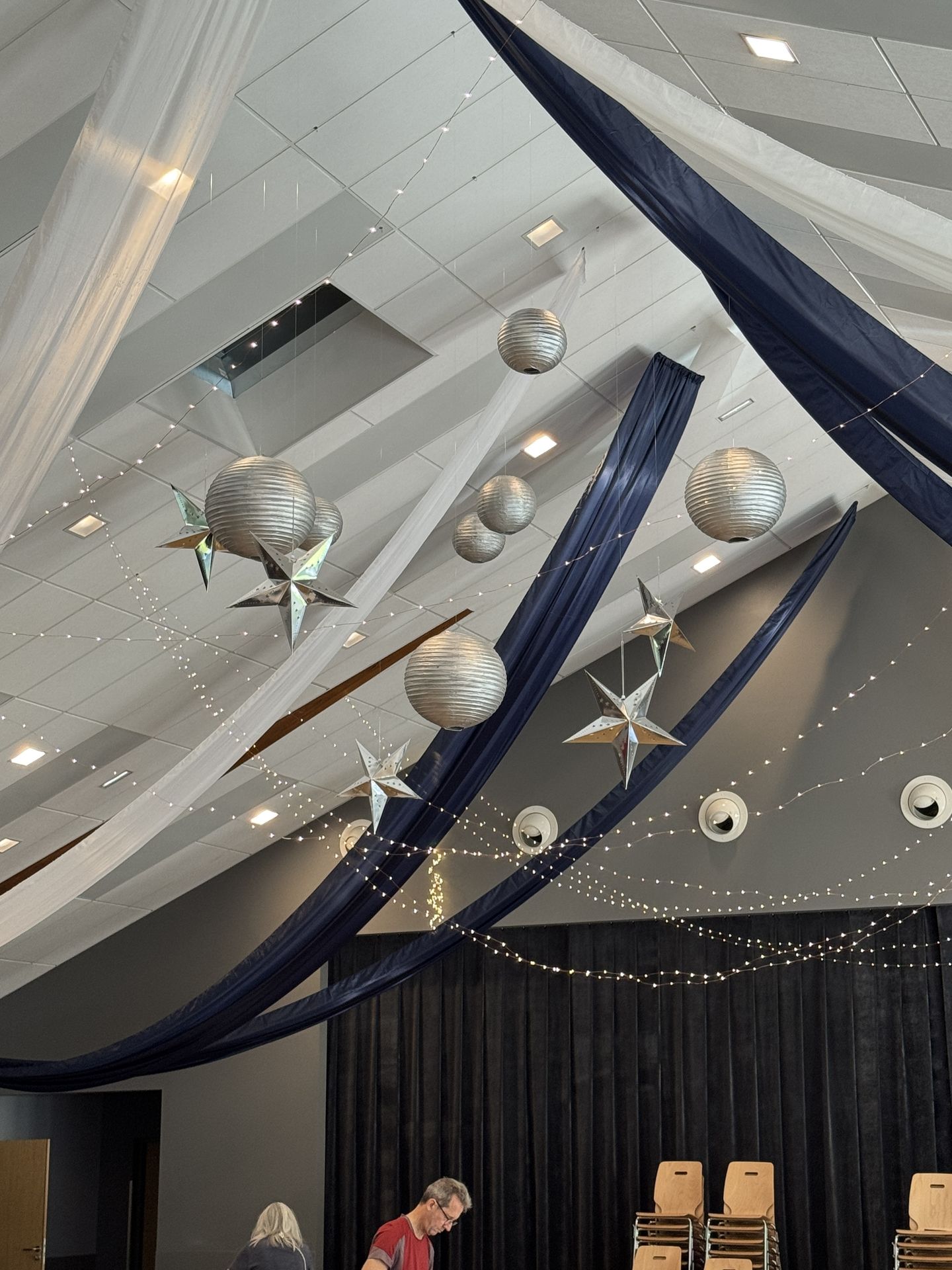 Mariage Les Landebaudières plafond tentures bleu marine et blanc et leds boule et étoile argent