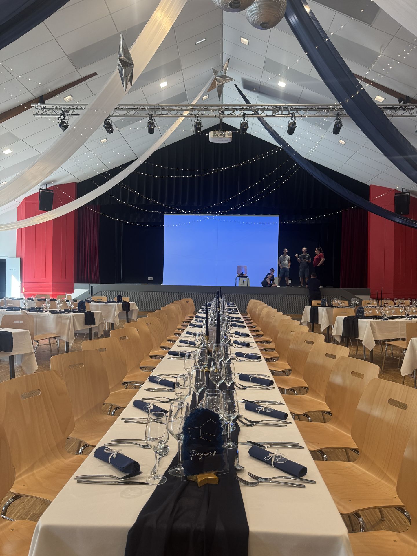 Mariage Les Landebaudières salle intérieure plafond tentures bleu marine et blanc et leds table blanche et bleu marine