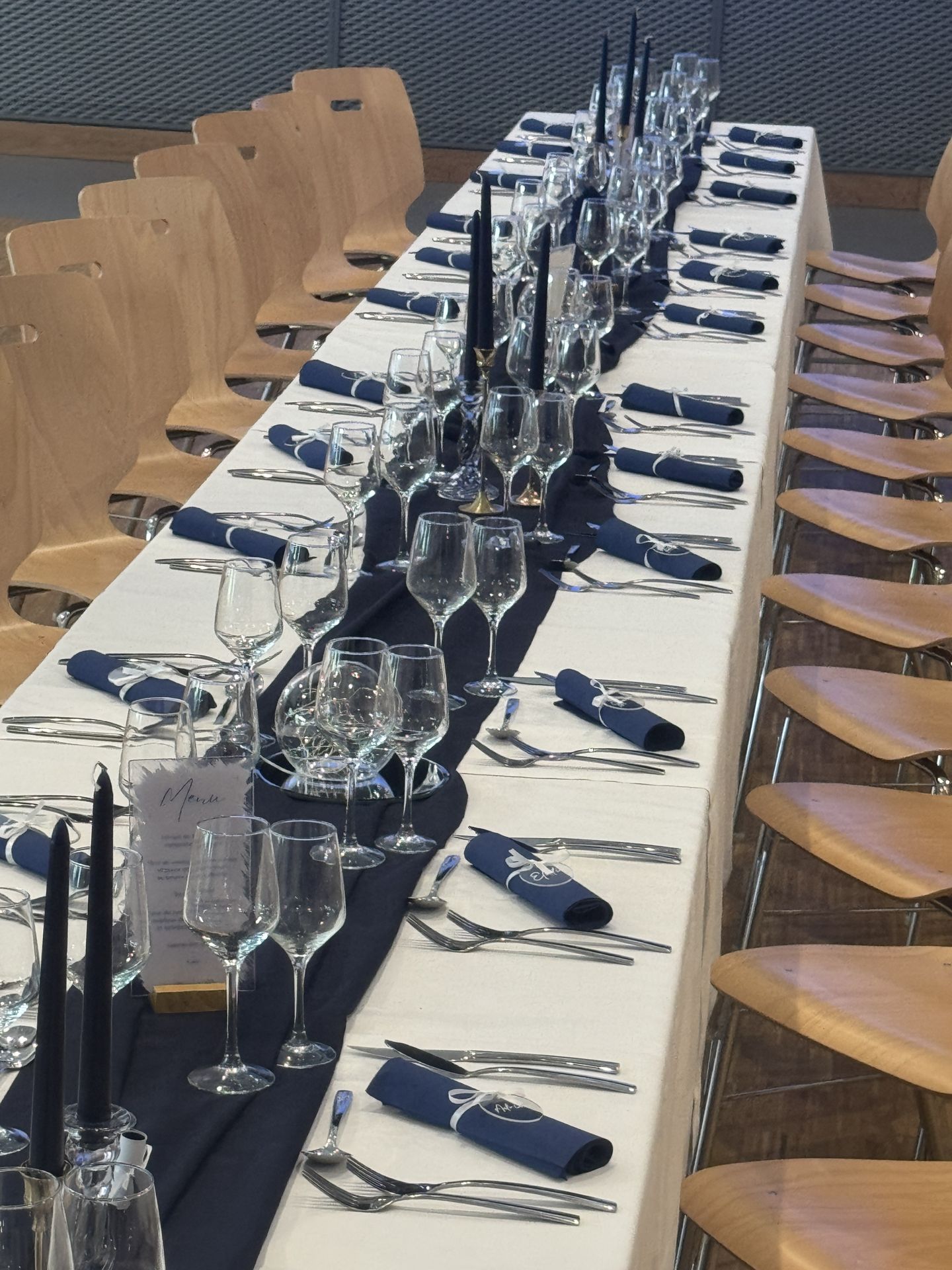 Mariage Les Landebaudières tables blanches chemin de table bleu marine bougies bleu marine et serviette noeuds blanc avec plexis nom invités