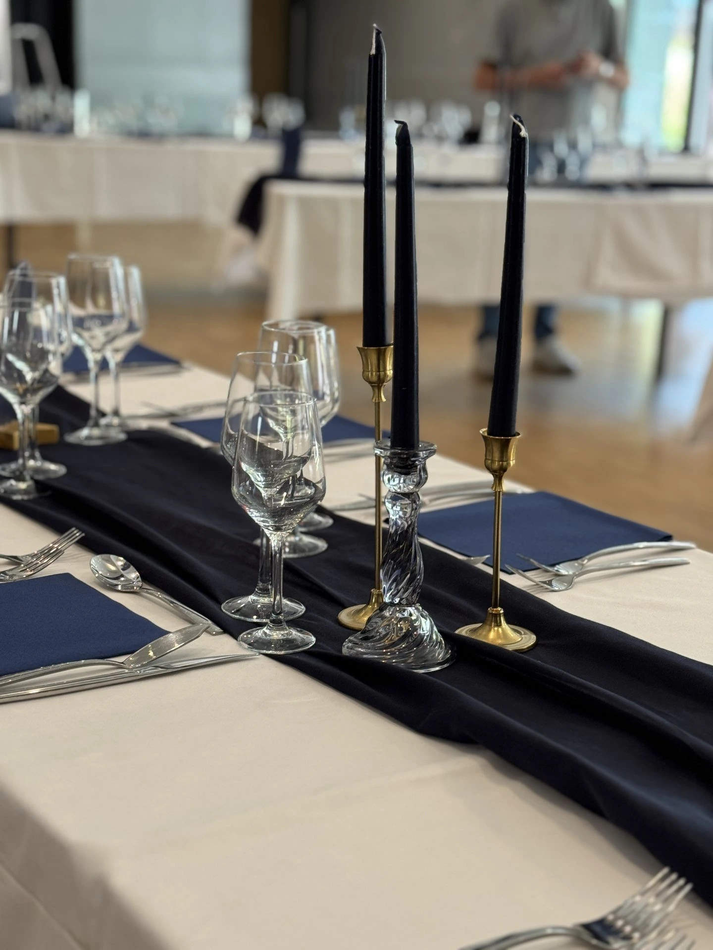 Mariage Les Landebaudières table blanche chemin de table bleu marine bougeoire dorée et bougies bleu marine