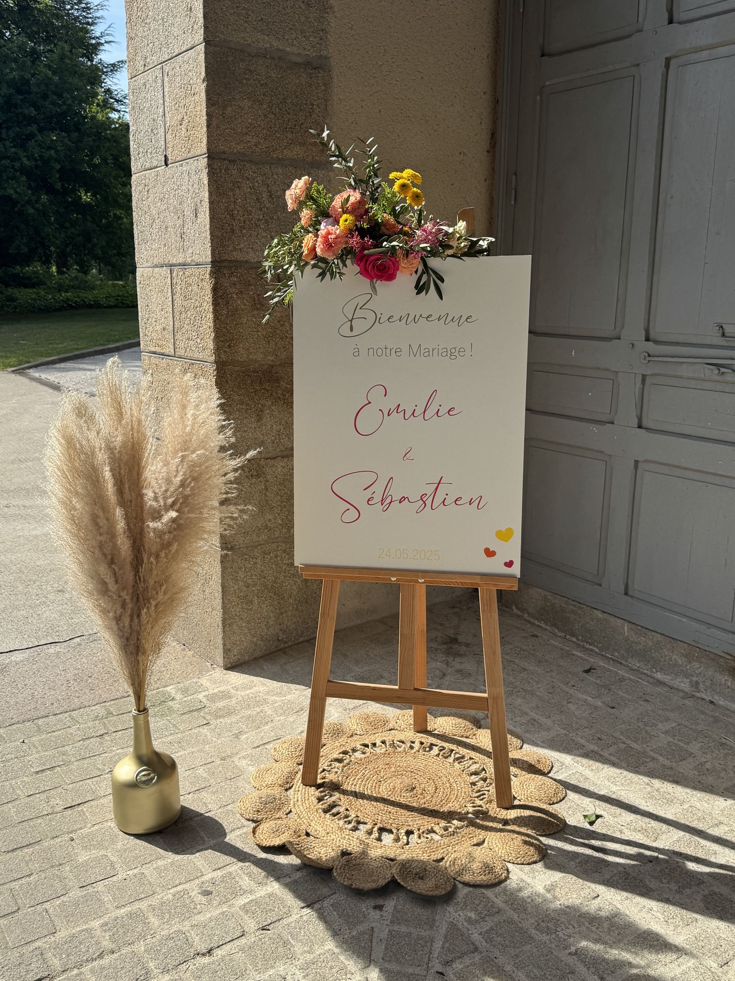 Mariage Les Landebaudières panneau de bienvenue vase pampas fleurs colorée