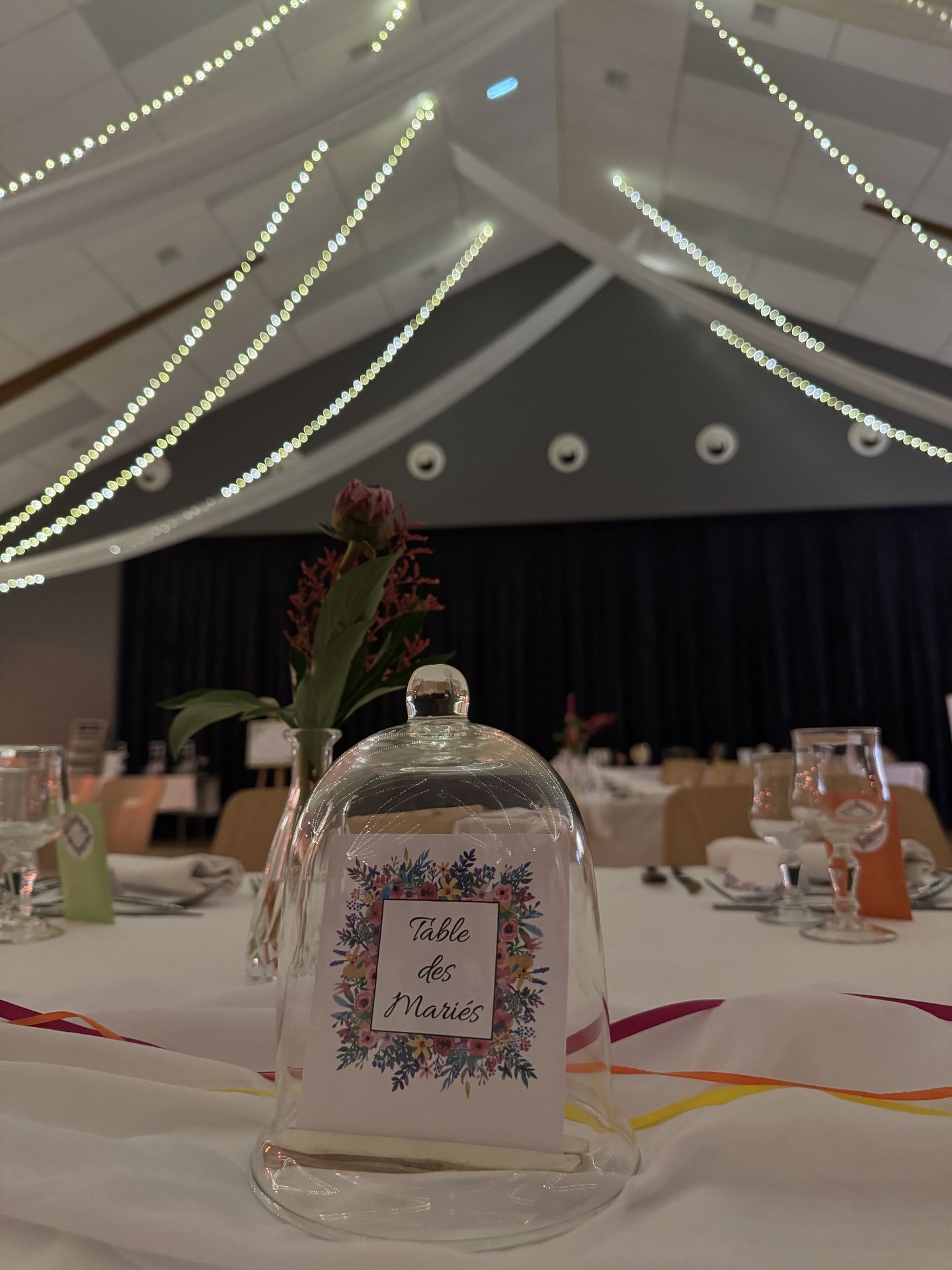 Mariage Les Landebaudières plafond leds et tentures blanches cloches nom de tables colorés