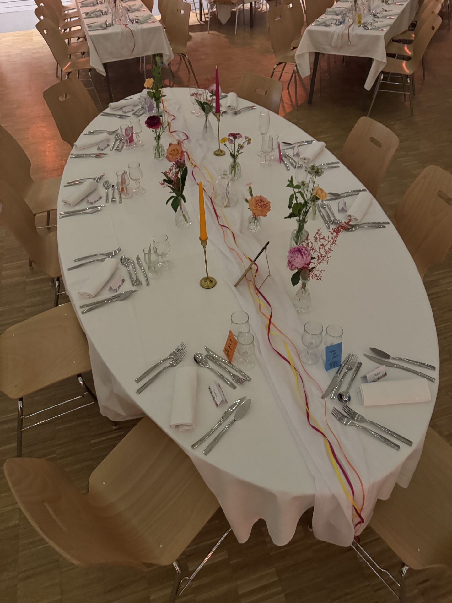 Mariage Les Landebaudières table blanche file de couleur orange jaune et rose bougie de couleur et fleurs colorés