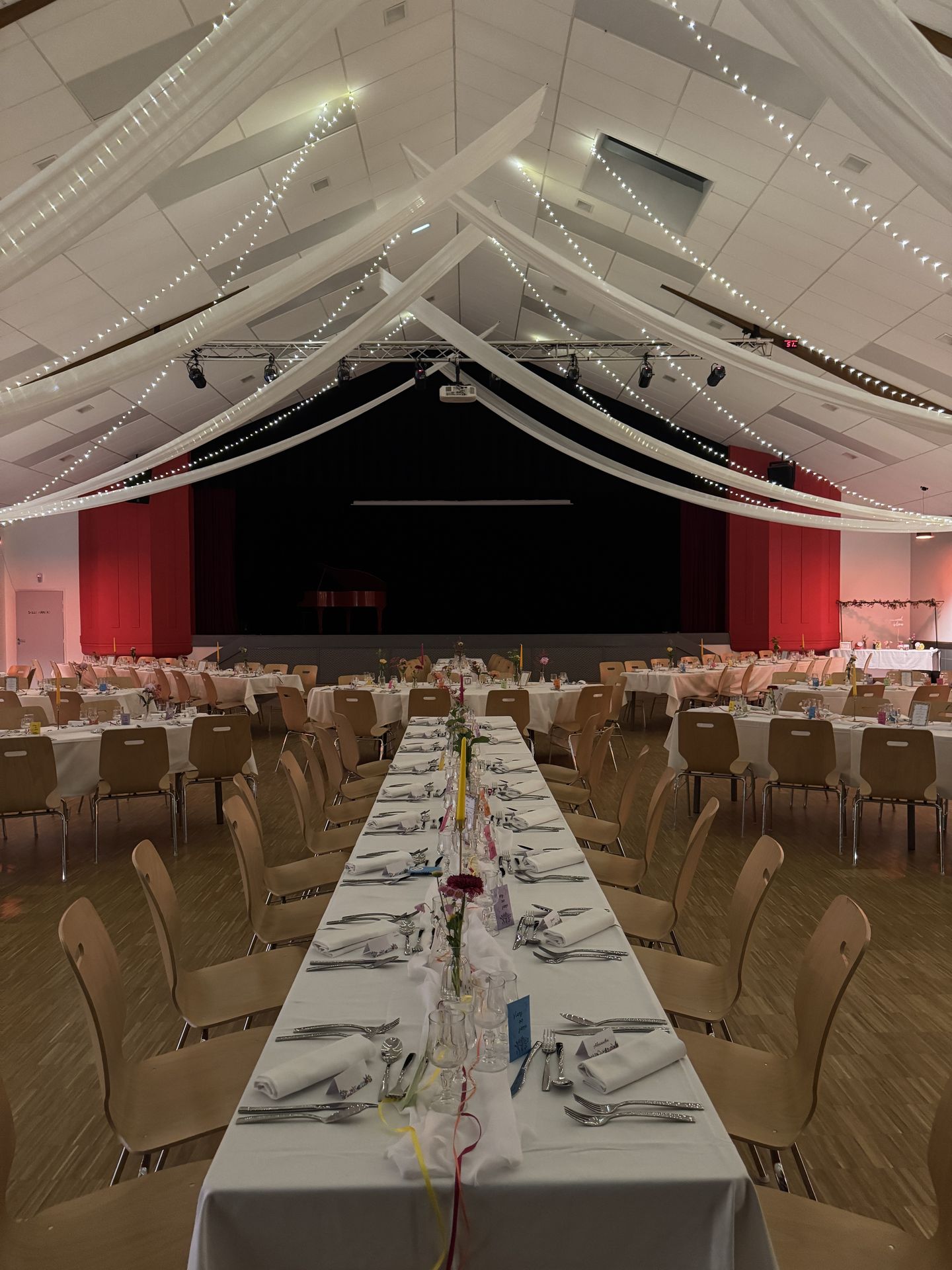 Mariage Les Landebaudières salle intérieure plafond tentures blanches et leds