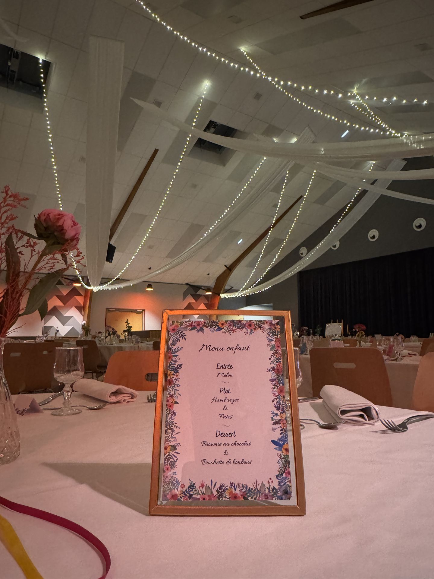 Mariage Les Landebaudières plafond leds et tentures blanches cadre dorée menu de tables colorés