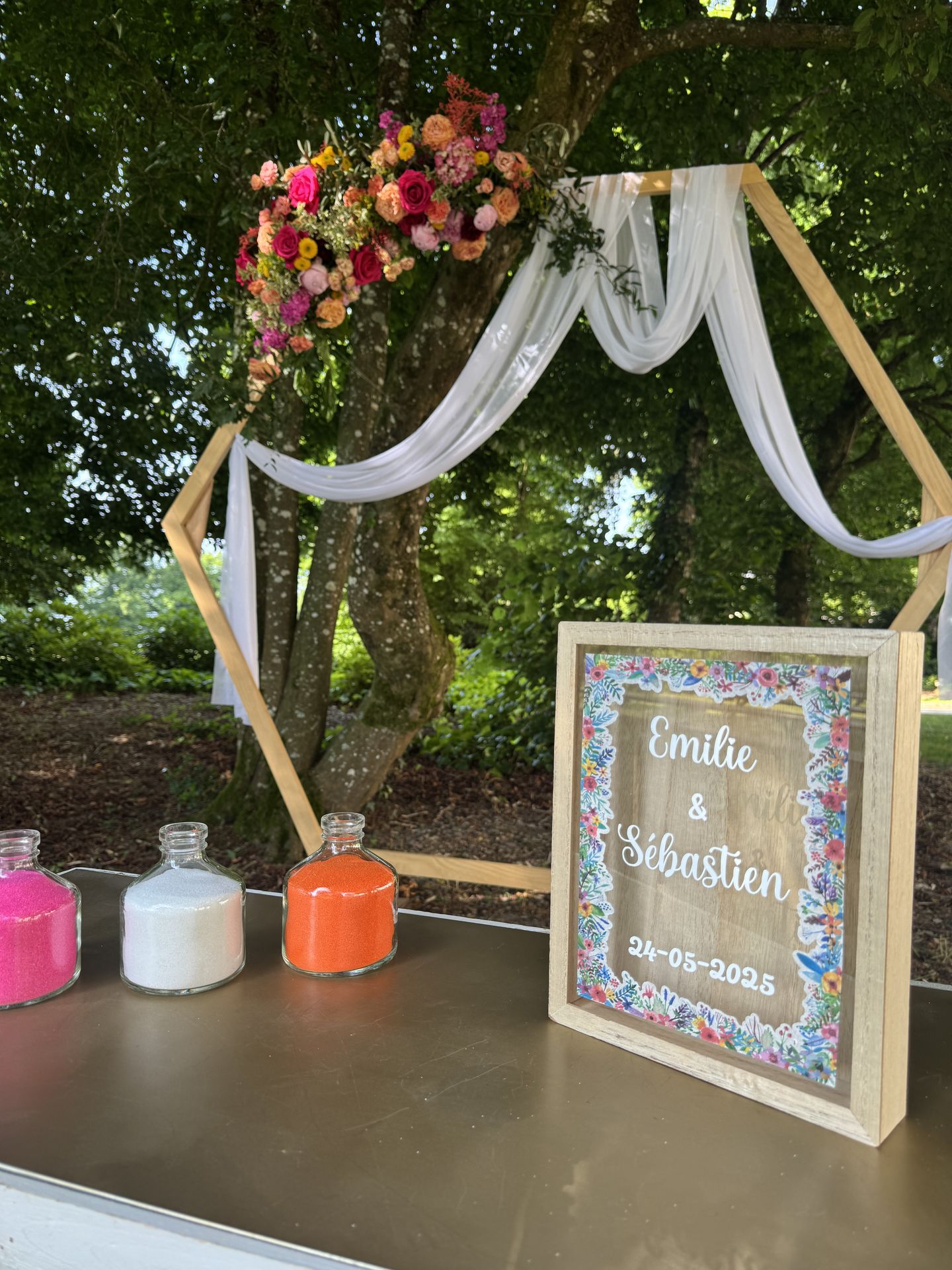 Mariage Les Landebaudières Cérémonie laique arche tissu blanc composition florale rose orange boite en bois personnalisé