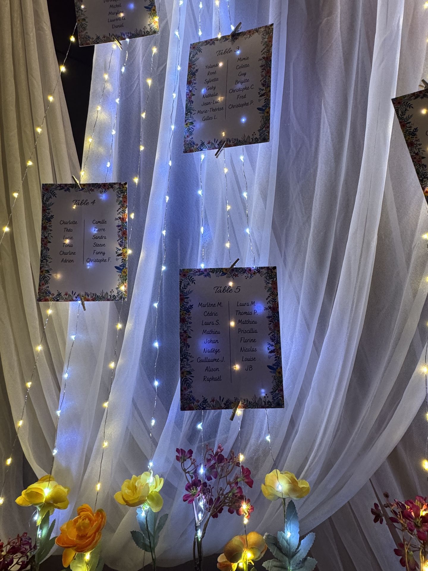 Mariage Les Landebaudières plan de table sur tissu blanc et leds fleur sèches colorés