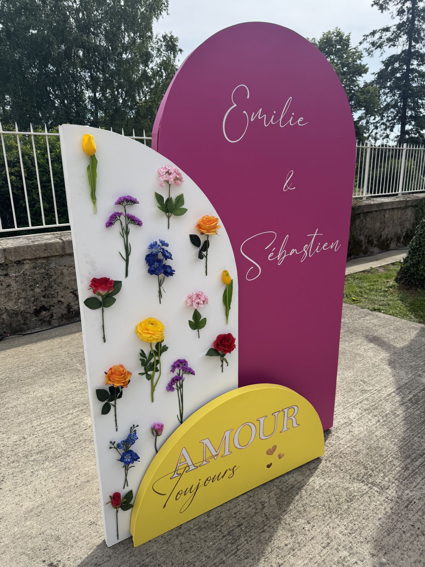 Mariage Les Landebaudières panneau arrondi mariés fuschia jaune blanc fleurs colorés