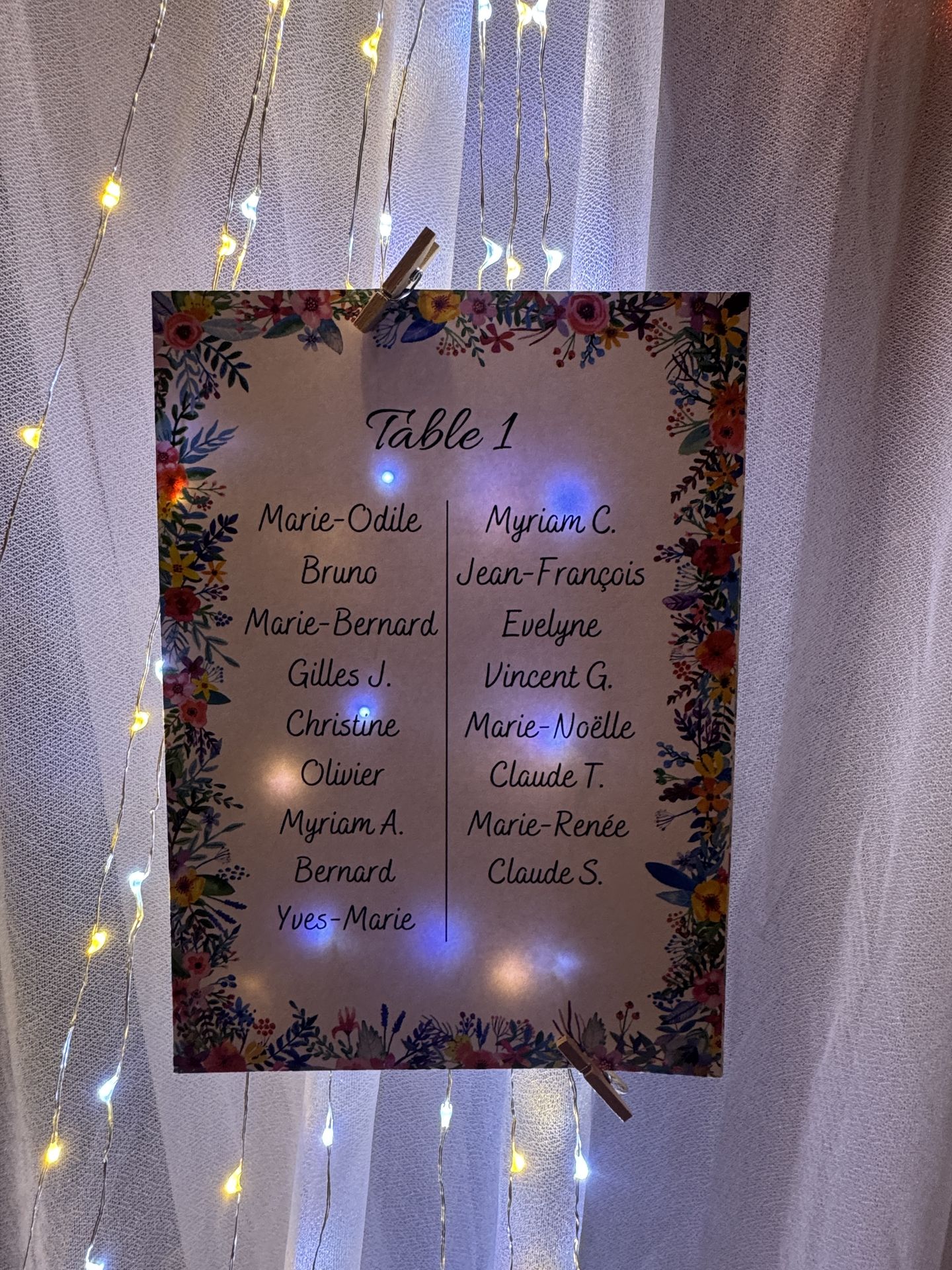 Mariage Les Landebaudières plan de table sur tissu blanc et leds fleur sèches colorés