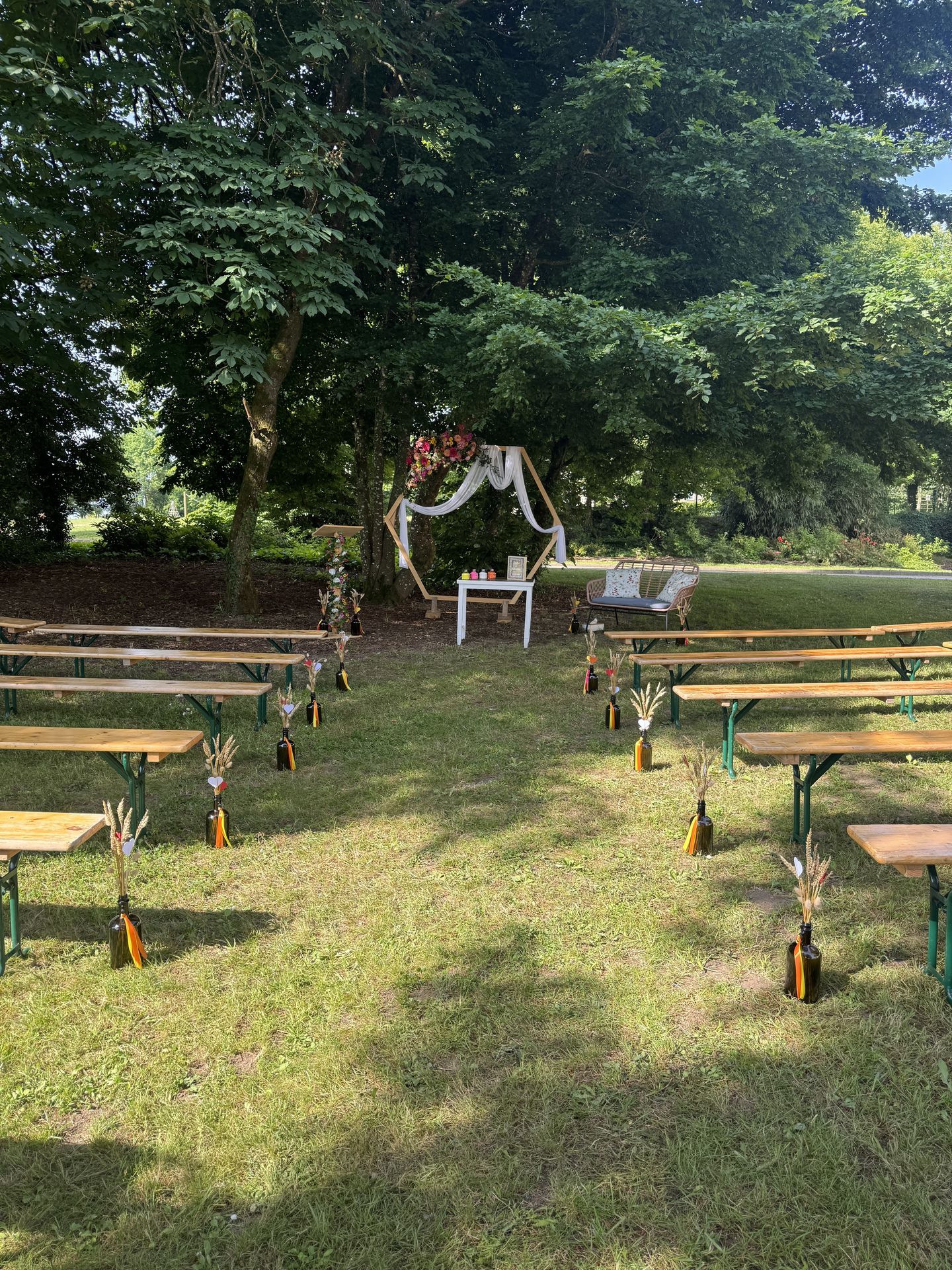 Mariage Les Landebaudières Cérémonie laique arche tissu blanc et composition florale vases pampas
