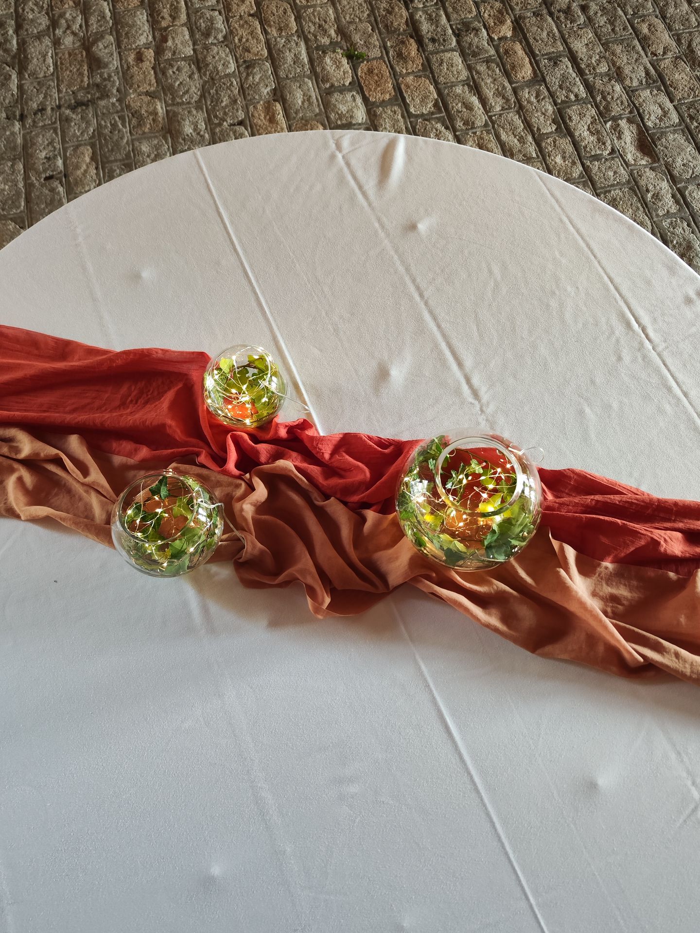 ion Mariage Château de la Bretonnière chemin de table rouge et vieux rose composition lière vase transparents