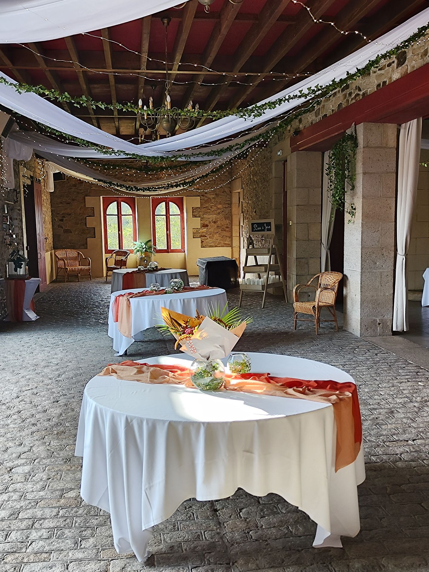 ion Mariage Château de la Bretonnière table blanche chemin de table vieux rose et rouge composition fleurales couleurs chaudes