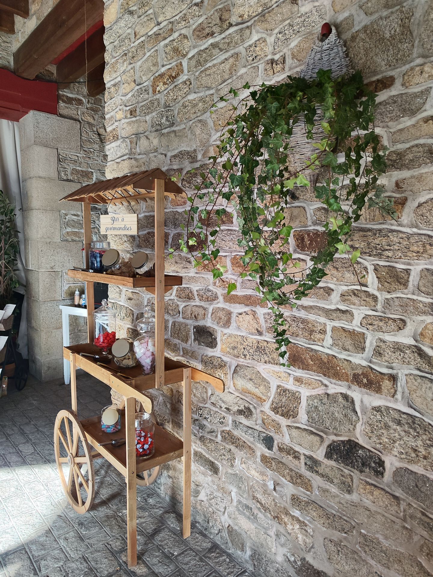 ion Mariage Château de la Bretonnière bar à bonbons en bois feuillage