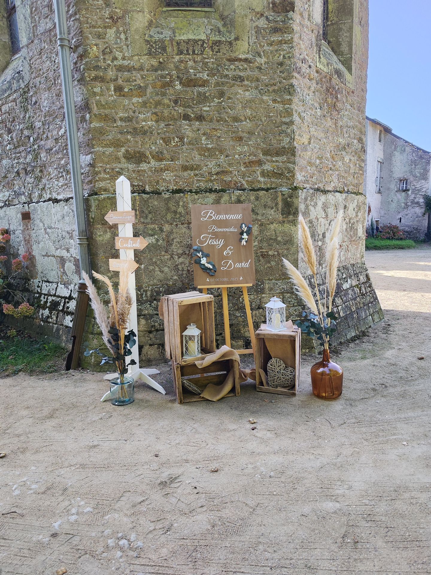 ion Mariage Château de la Bretonnière panneau debinevenue bois et feuillage vert sauge lampes bois caisse pommes