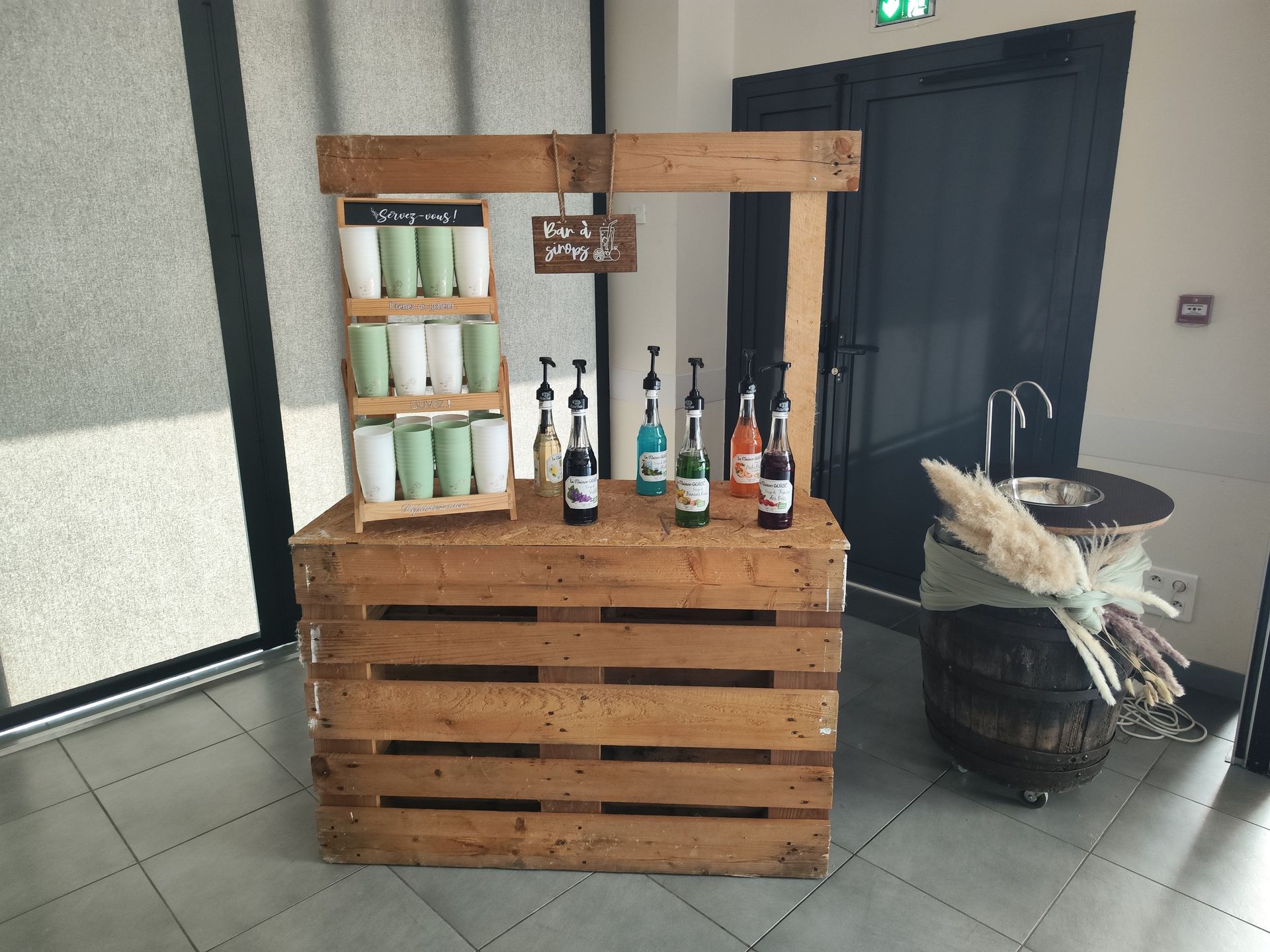 Mariage Espace Galerne bar à sirop en bois verre personnalisé