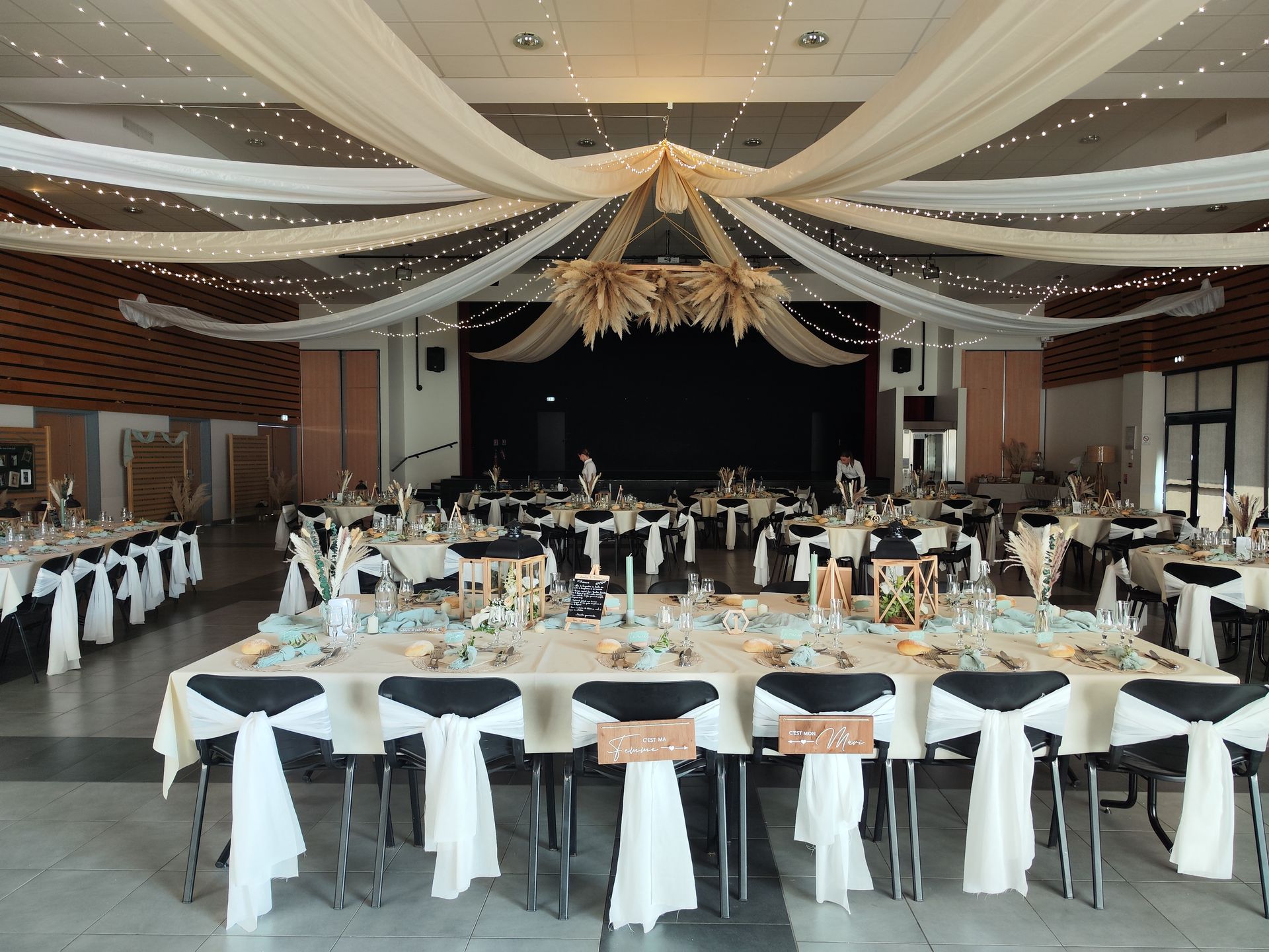 Mariage Espace Galerne salle plafond tentures blanche et sable pampas leds tables blanches noeuds de chaises