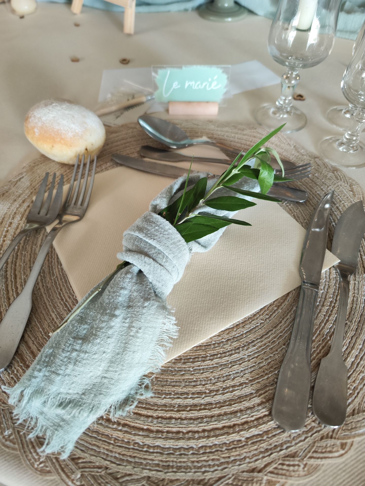 Mariage Espace Galerne serviette verte sauge et feuillage dessous de table sable nom de table sur plexis et bois vert sauge