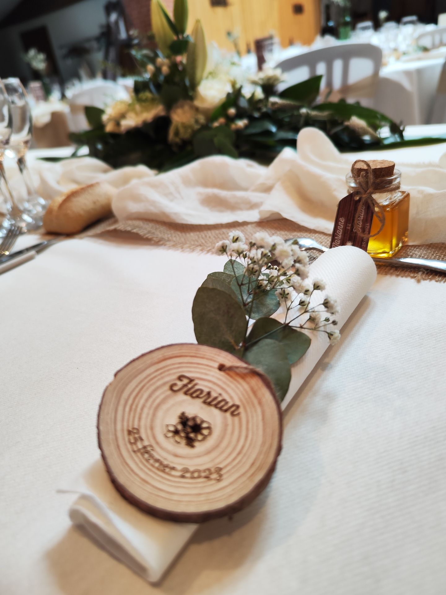Mariage Domaine des dodais serviette et feuille d'eucalyptus rondin en bois personnalisé