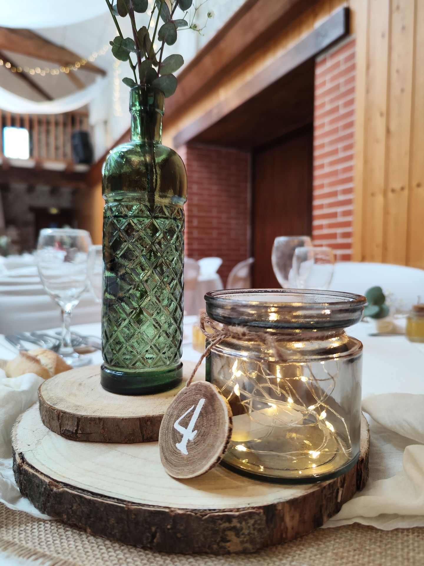 Mariage Domaine des dodais tables blanches chemin de table sable et blanc centre de table rondin bois nom de table et vase de couleur et leds