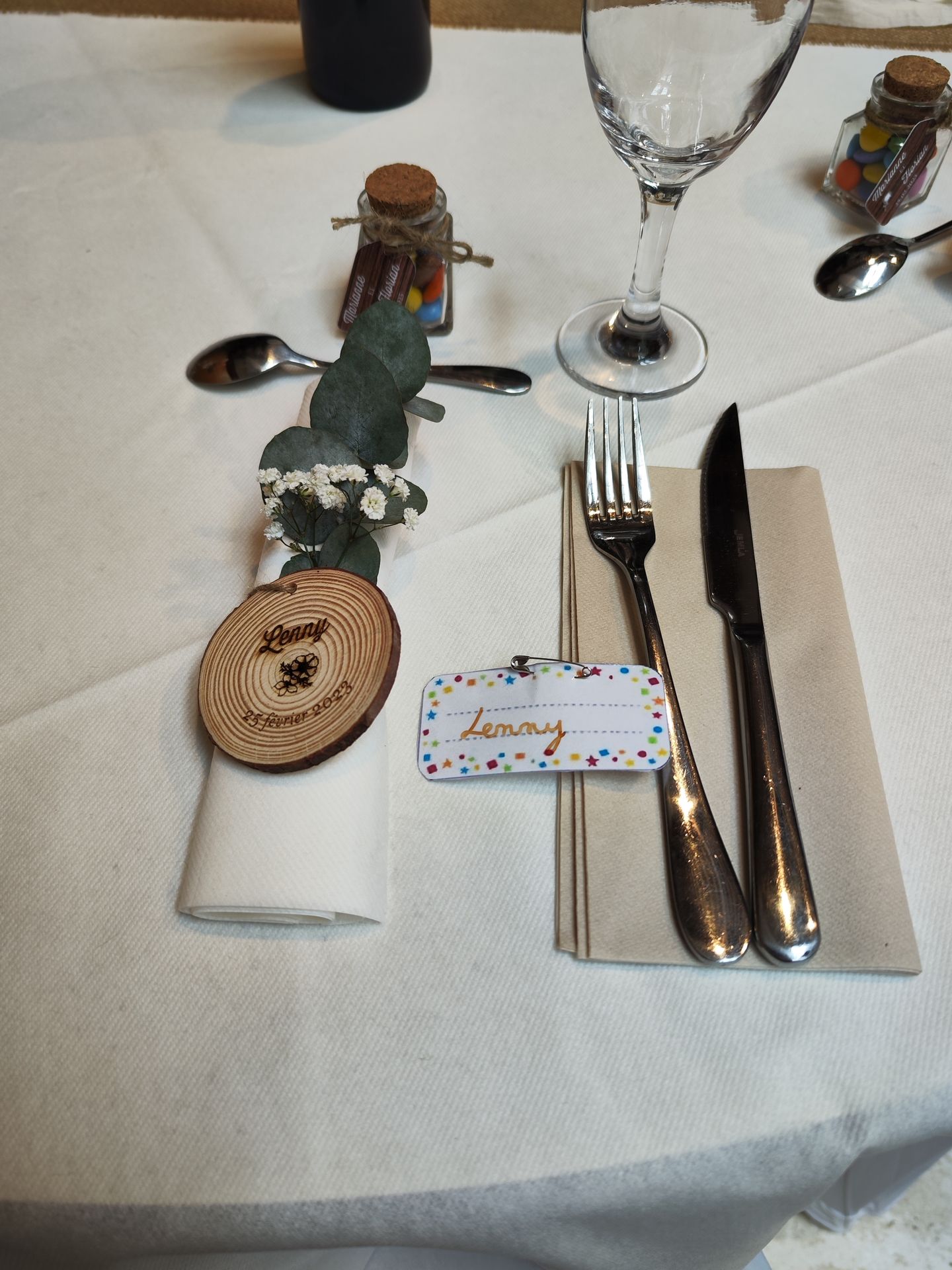 Mariage Domaine des dodais serviette et feuille d'eucalyptus rondin en bois personnalisé