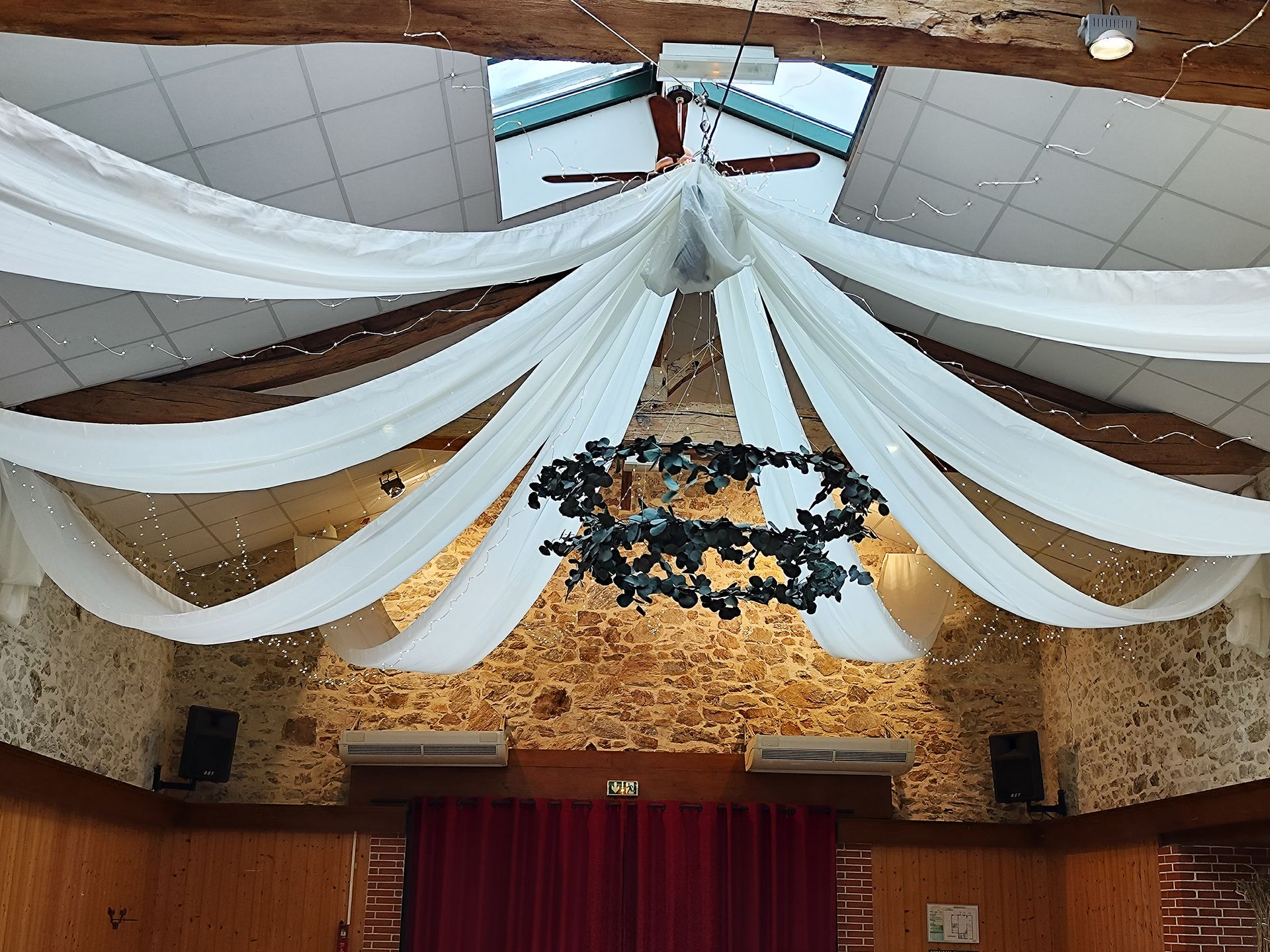 Mariage Domaine des dodais plafond tentures blanches et couronne de feuillage et leds