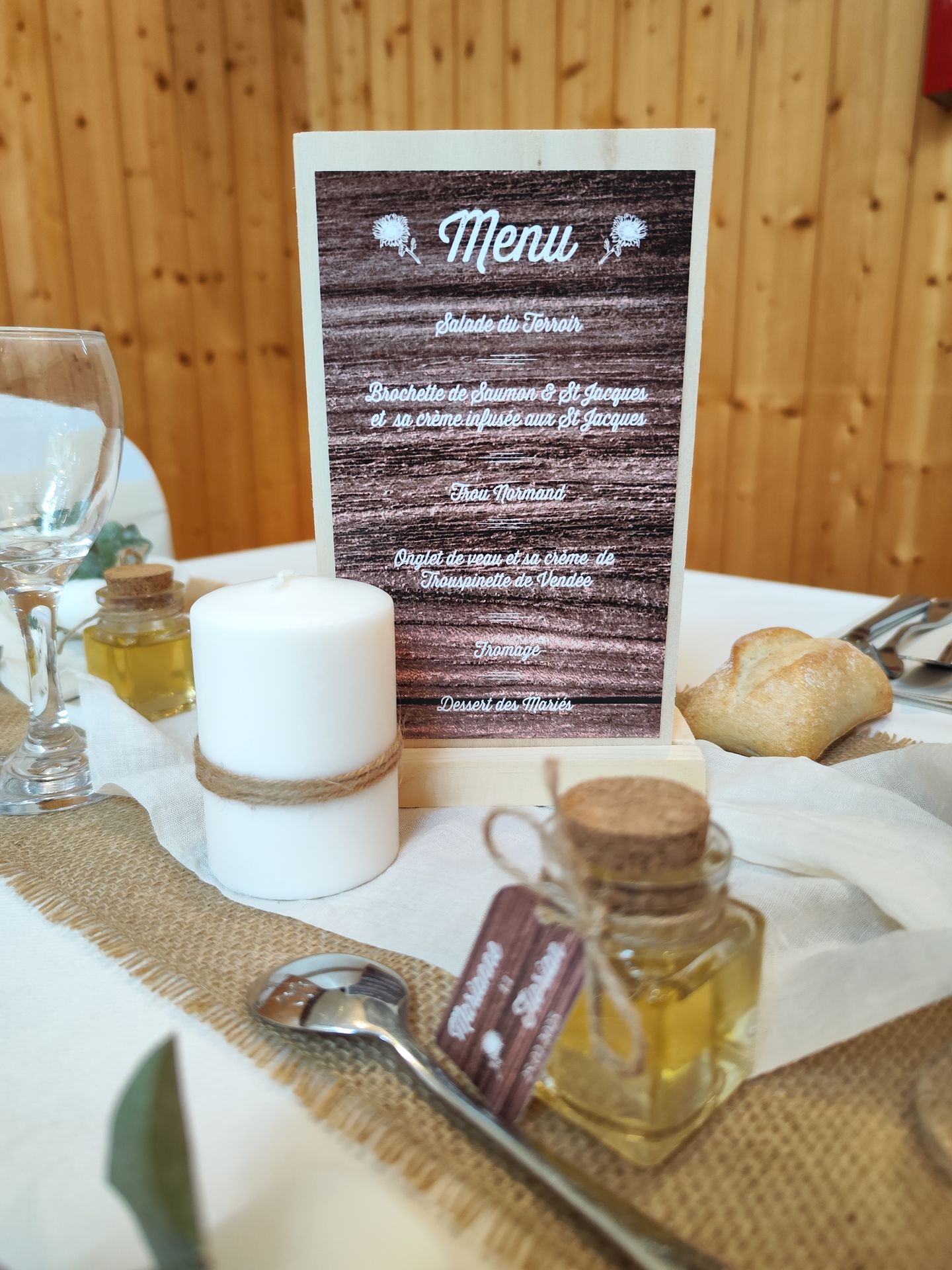 Mariage Domaine des dodais tables blanches noeuds de chaises sables composition florales blanches  et feuillage chemin de table sable et blanc menu en bois bougie blanche et corde cadeaux invités pot transparents