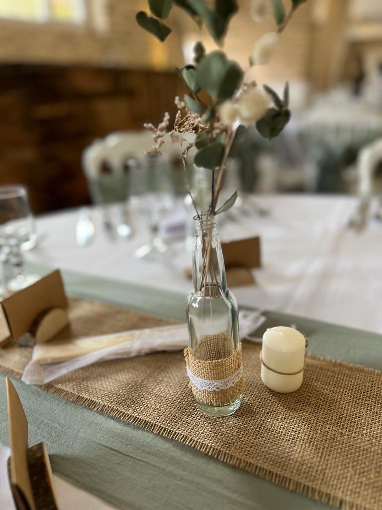Mariage Domaine de la Jousselinière salle plafond leds et guirlande guinguette table blanche chemin de table vert sauge et naturel vase transparent bougie pose nom en bois