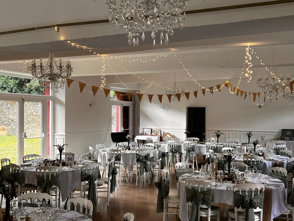 Mariage Domaine de la Jousselinière salle plafond leds et guirlande guinguette table blanche et noeuds de chaises vert sauge