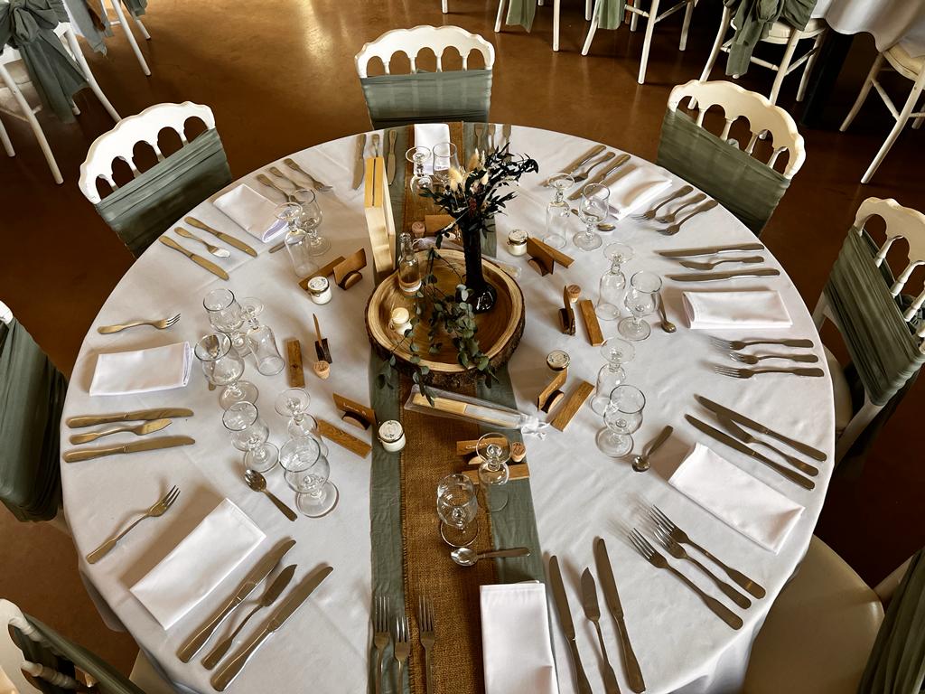 Mariage Domaine de la Jousselinière salle plafond leds et guirlande guinguette table blanche et noeuds de chaises vert sauge chemin de table vert sauge et naturel rondin en bois et vase de couleur