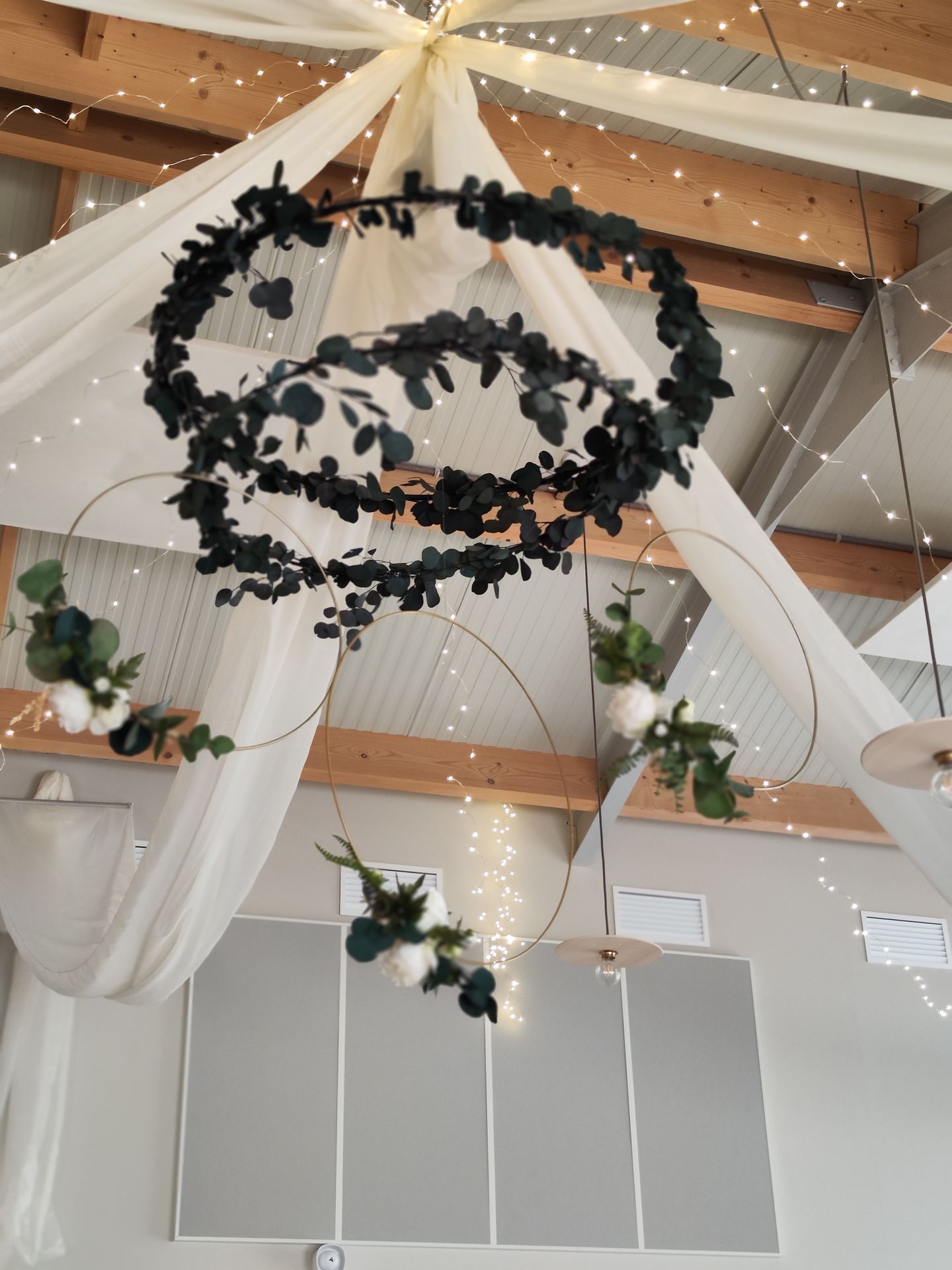Mariage Domaine 4 Plumes plafond tentures leds et couronne de feuillage