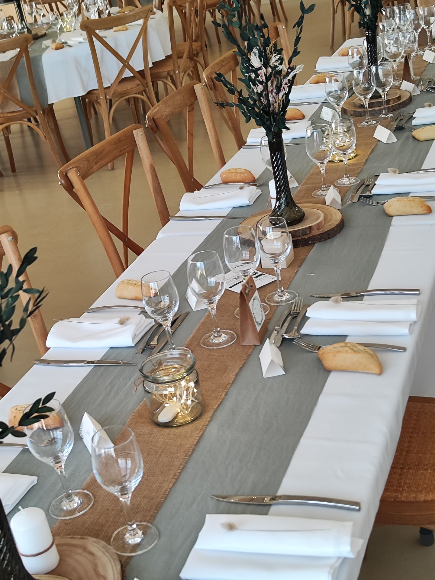 Mariage Domaine 4 Plumes tables blanches et chemin vert sauge naturel vase de couelur rondin en bois vase leds et bougies