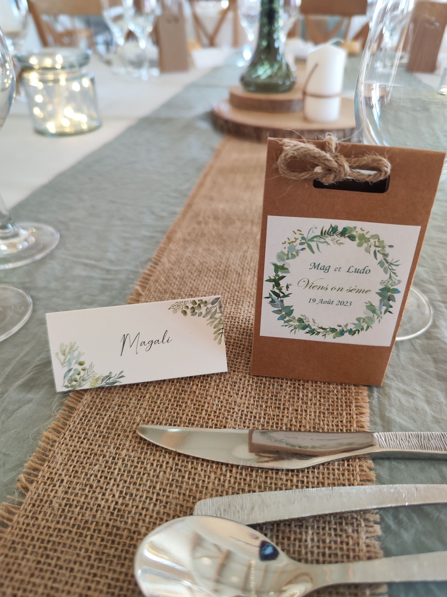 Mariage Domaine 4 Plumes chemin de table vert sauge rondin en bois et vase packaging cadeaux invités nom invités