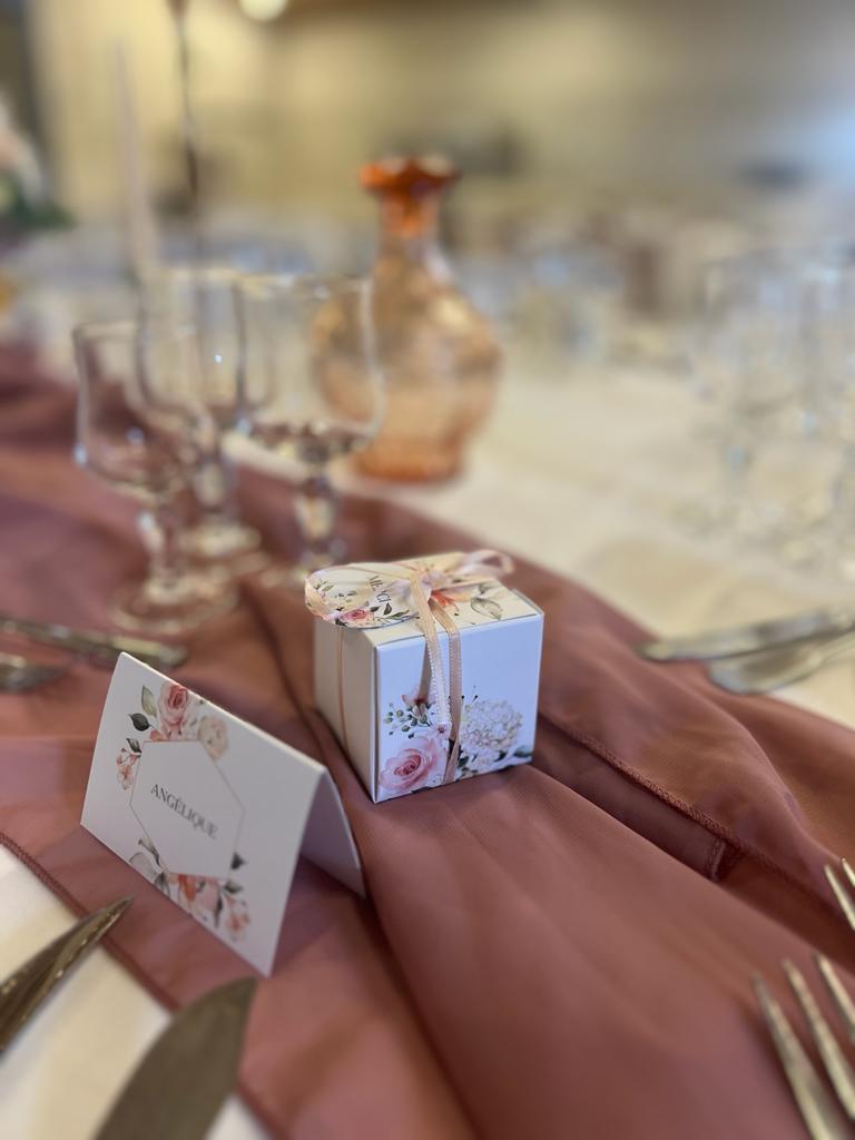 Mariage Salle de la Pairie chemin de table vieux rose et nom invités et cadeaux couleurs rose vase transparent rose