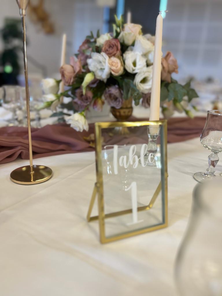 Mariage Salle de la Pairie table vieux rose composition florales bougie nom de tables cadre doré chemin de table vieux rose