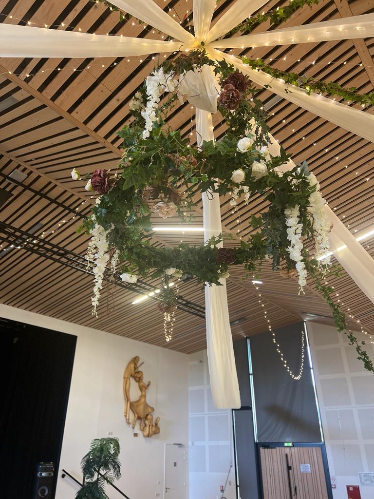 Mariage Salle de la Pairie plafond composition florales couronne tentures blanches et leds