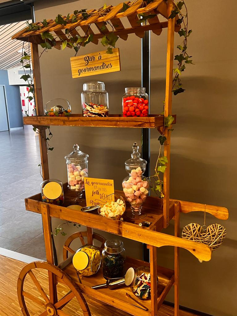 Mariage Salle de la Pairie bar à bonbons chariot en bois