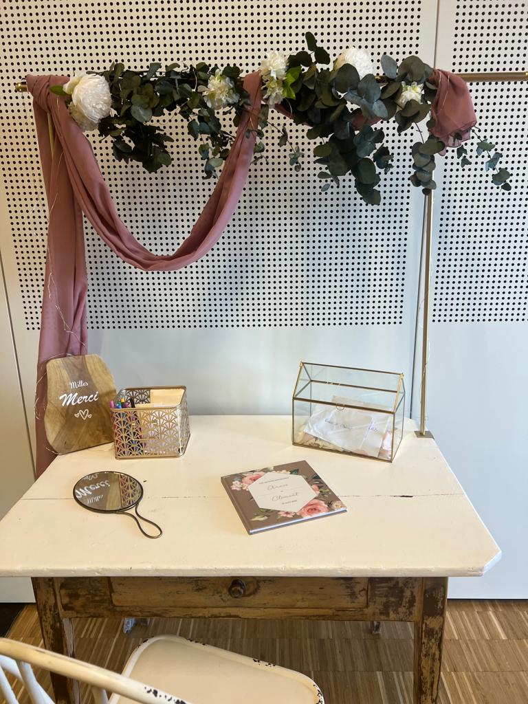 Mariage Salle de la Pairie espace livre d'or miroir compositions florales tissu vieux rose