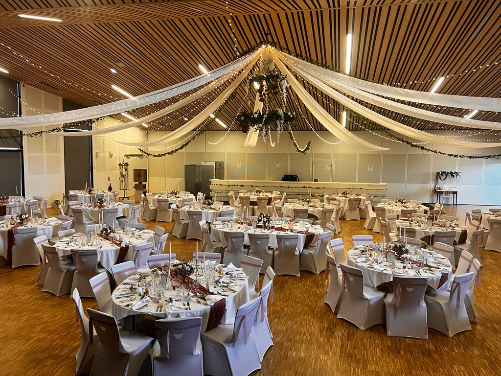 Mariage Salle de la Pairie sale plafond tentures blanchs leds et curonne feuillage table blanches et naturel