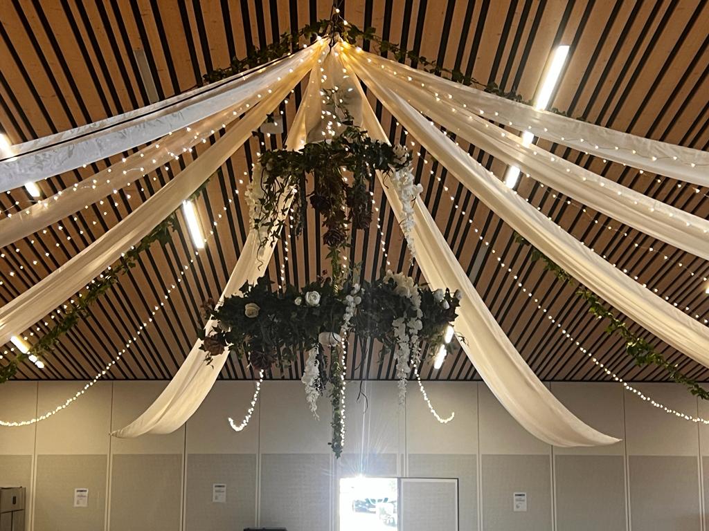 Mariage Salle de la Pairie plafond composition florales couronne tentures blanches et leds