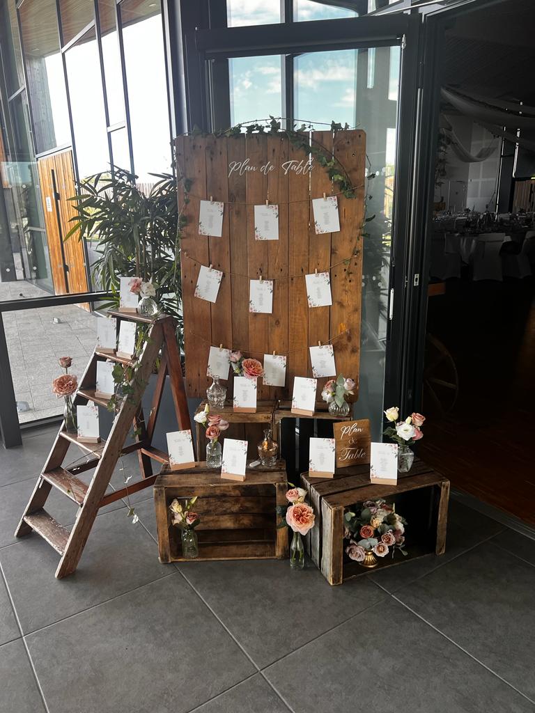 Mariage Salle de la Pairie plan de table en bois fleurs roseet lière