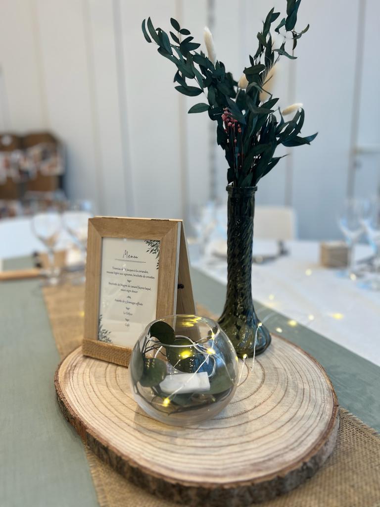 Mariage La Vallée de la roche table blanches chemin de table vert sauge et naturel centre de table rondin en bois vase vert et feuillage menu de table et vase leds