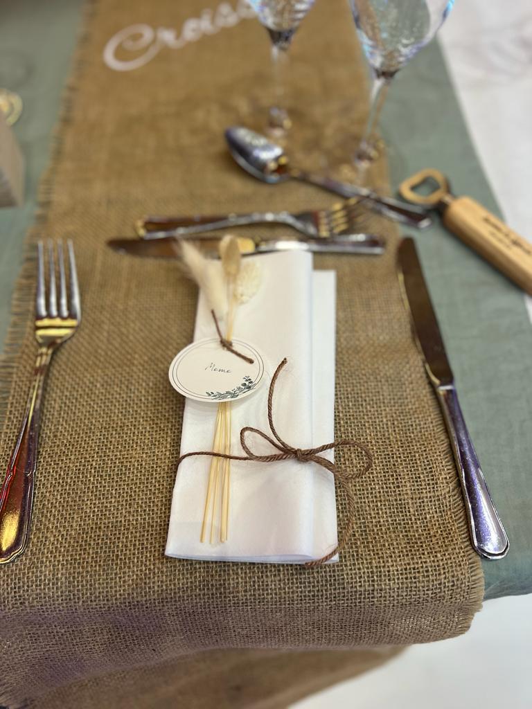 Mariage La Vallée de la roche chemin de vert sauge et naturelserviette de table blanche  avec cordon et nom invités en papier et pampas
