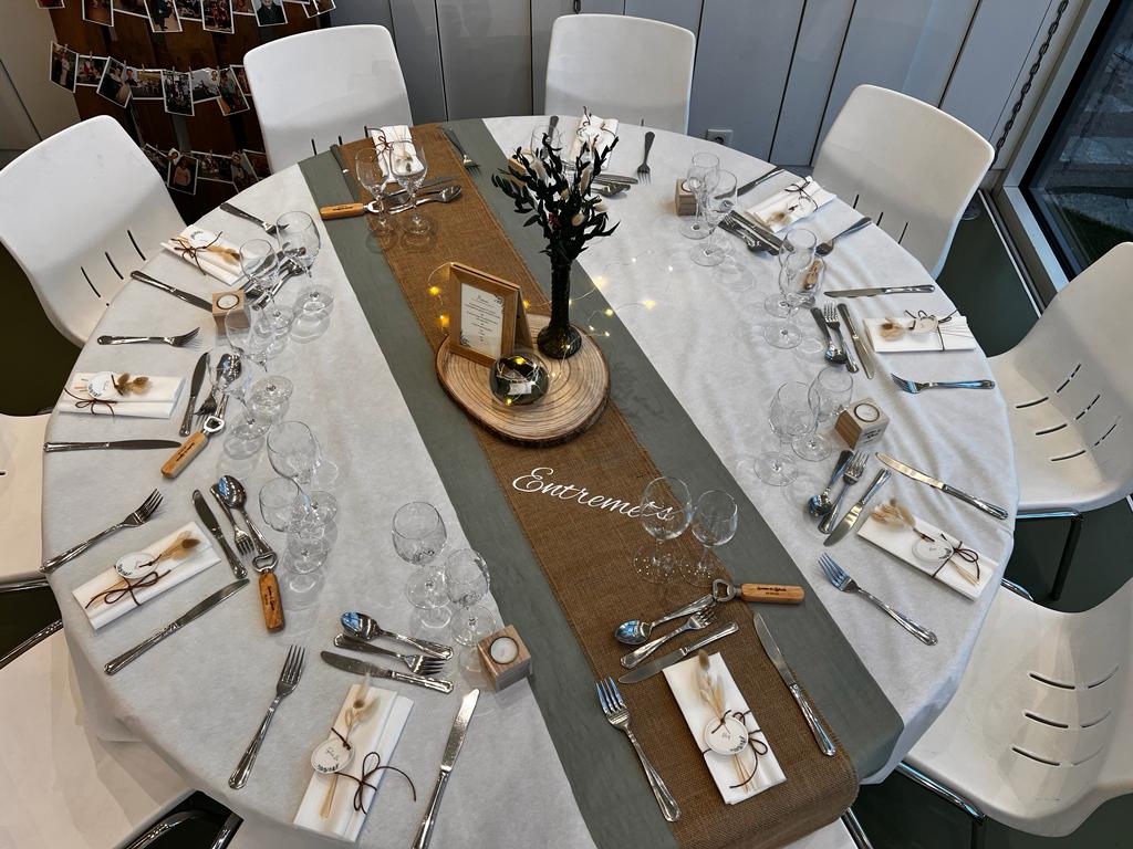 Mariage La Vallée de la roche table blanches chemin de table vert sauge et naturel centre de table rondin en bois vase vert et feuillage menu de table et vase leds