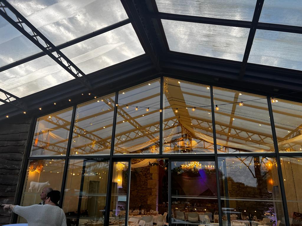 Mariage La Vallée de la roche salle extérieure guirlande guinguette