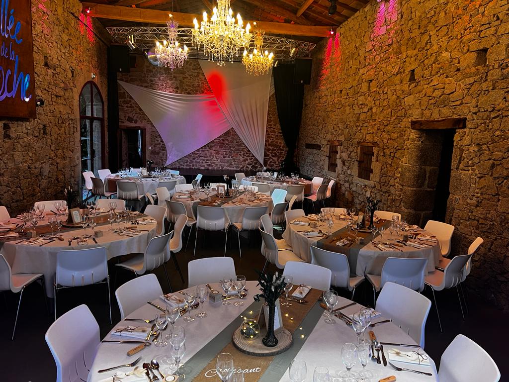 Mariage La Vallée de la roche salle intérieure tables blanches et chemins de table naturel