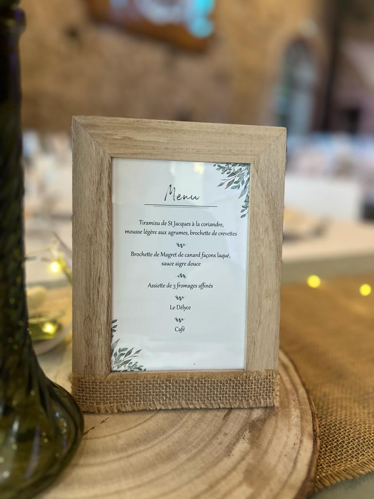 Mariage La Vallée de la roche table blanches chemin de table vert sauge et naturel centre de table rondin en bois menu de table