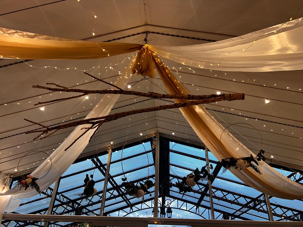 Mariage La Vallée de la roche plafond tentures blanches et sables leds et bois arbre
