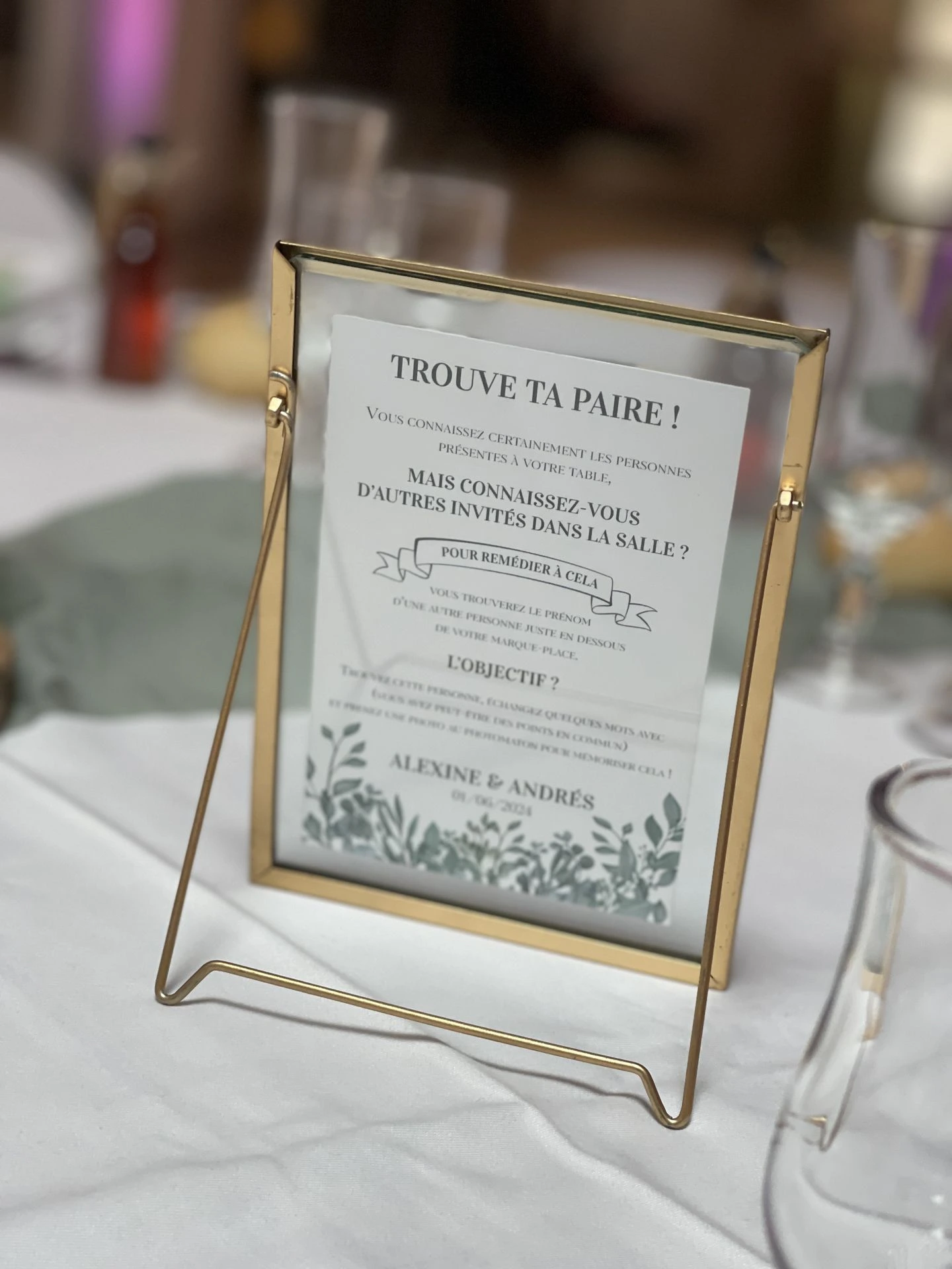 Mariage Salle de la Goubaudière salle intérieure tables blanches chemin de table vert sauge cadre de menu doré